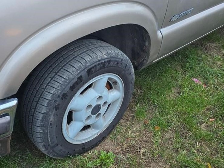 2002-chevrolet-s10-image-16
