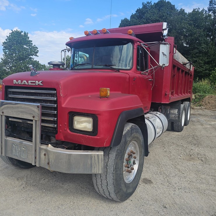 #15804 • 1998 Mack RD688S Dump Truck
