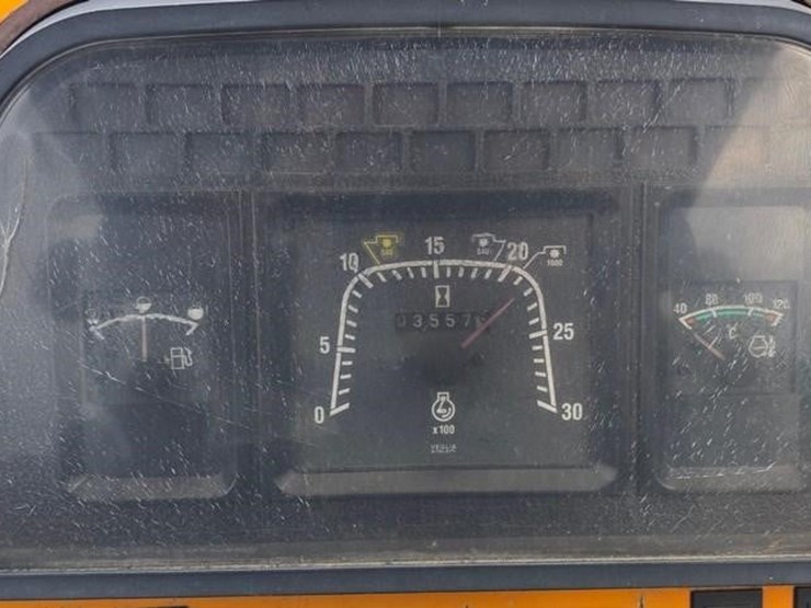 new-holland-6640-image-46