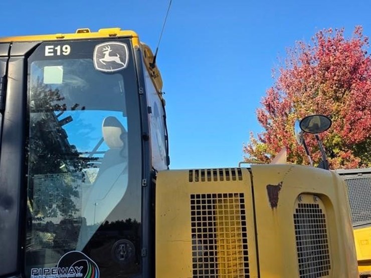 2015-deere-135g-image-32