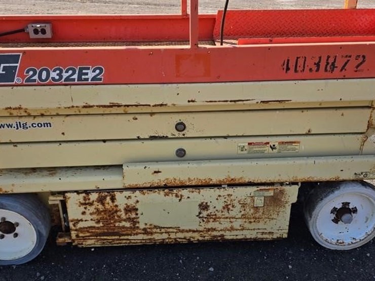 2002-jlg-2032e2-image-8