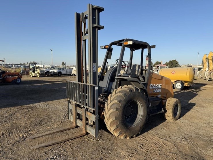 2019-case-588h-rough-terrain-forklift-image-1