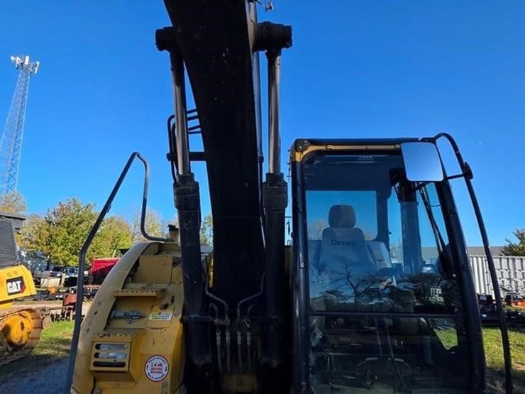2015-deere-135g-image-45