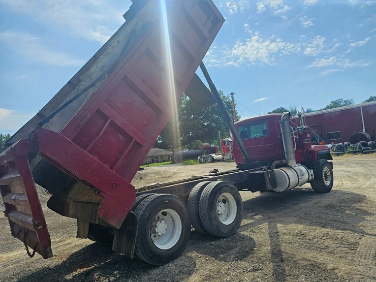 #15804-•-1998-mack-rd688s-dump-truck-image-68