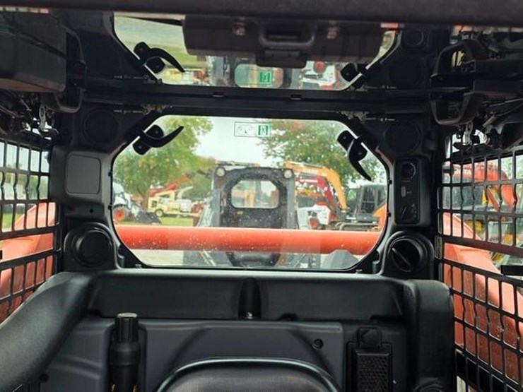 2016-kubota-ssv65-image-44