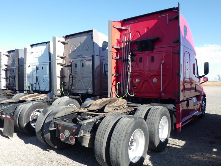 2019-freightliner-cascadia-126-image-10