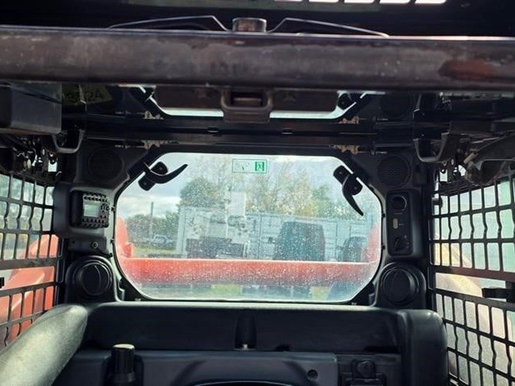 2019-kubota-ssv75-image-46