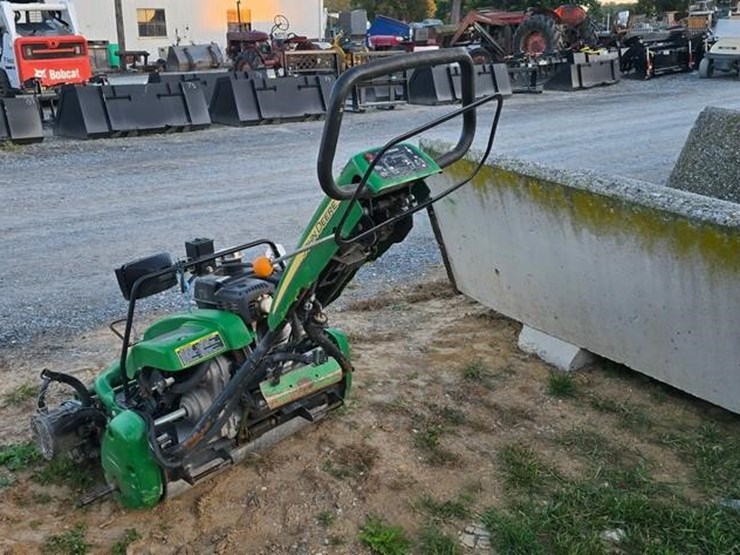 john-deere-220-image-4