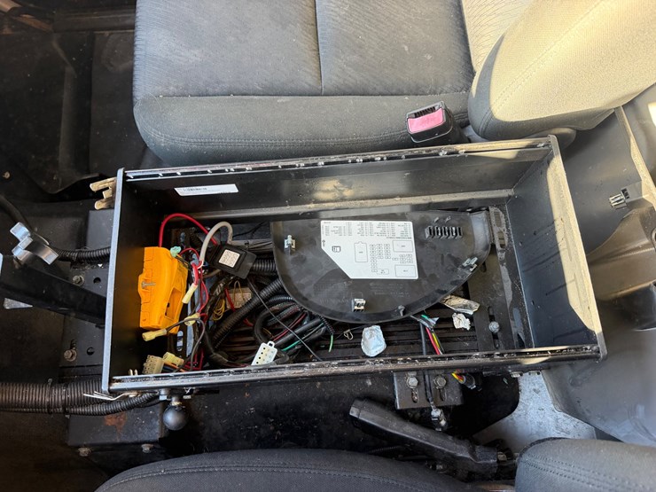 #87348-•-2013-chevy-tahoe-image-12