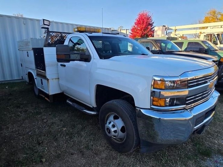2015-chevrolet-silverado-3500hd-image-1