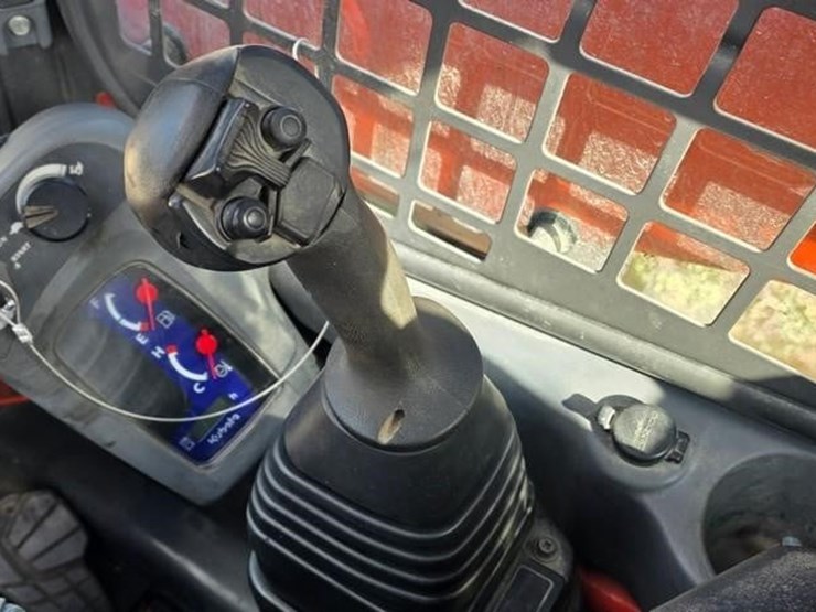 2019-kubota-ssv75-image-50