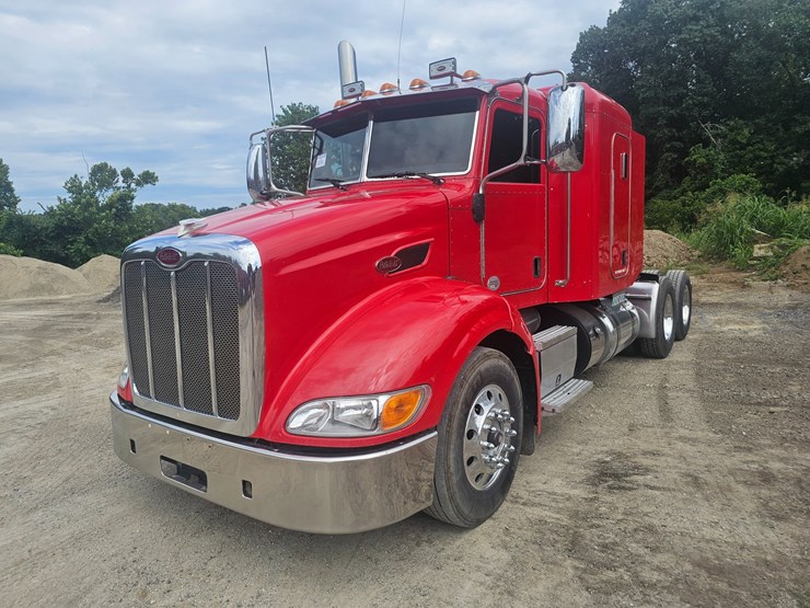 #15801-•-2012-peterbilt-384-sleeper-truck-image-4