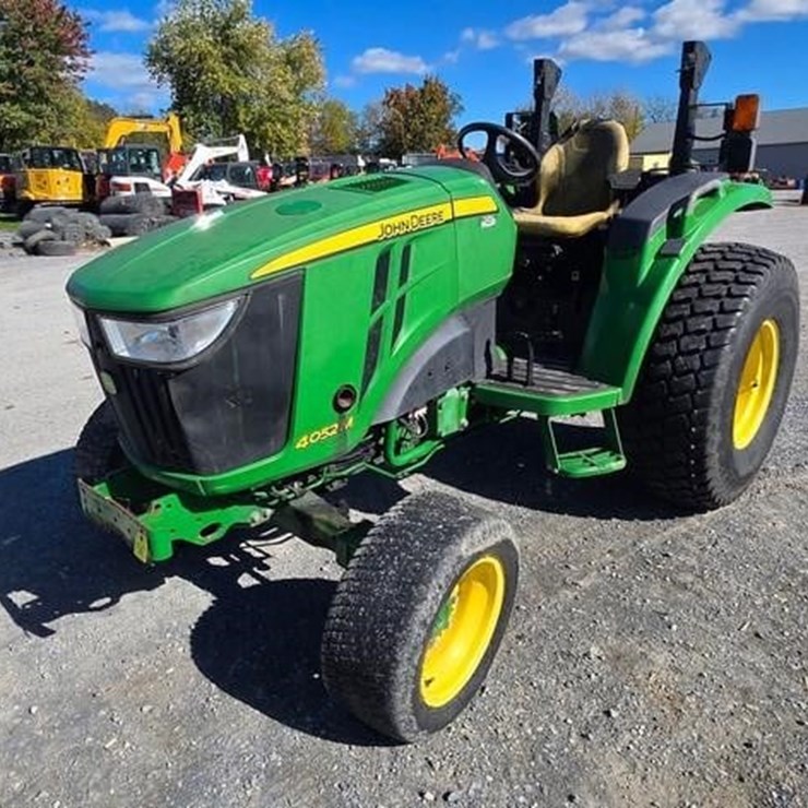 JOHN DEERE 4052M