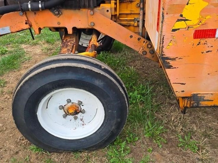 new-holland-6640-image-28
