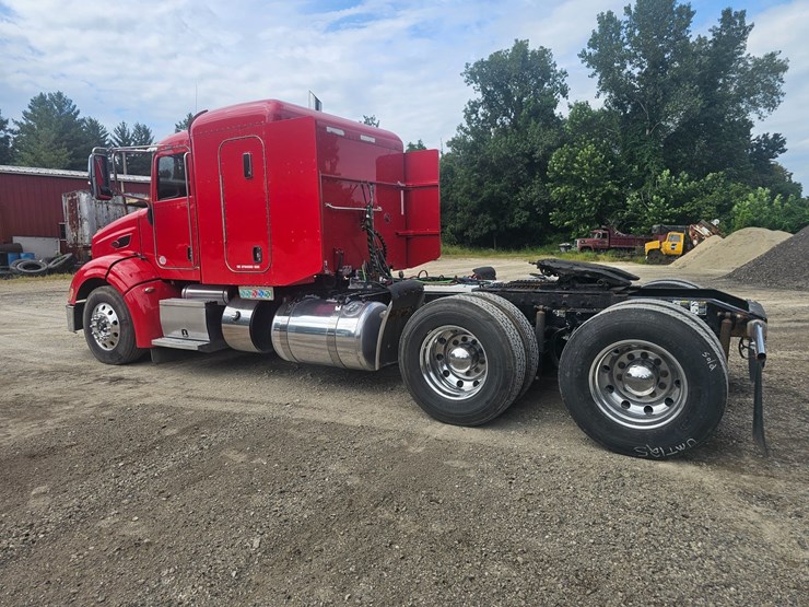 #15801-•-2012-peterbilt-384-sleeper-truck-image-22