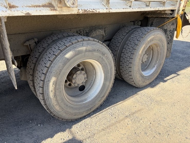 2012-freightliner-m2-t/a-dump-truck-image-19