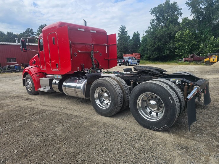#15801-•-2012-peterbilt-384-sleeper-truck-image-24