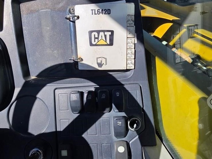 2018-caterpillar-tl642d-image-56