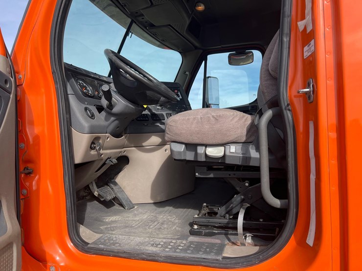 2015-freightliner-cascadia-day-cab-image-13