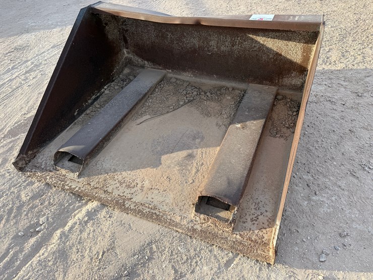 61”w-x-51”d-yard-bucket-w/-fork-pockets-image-2