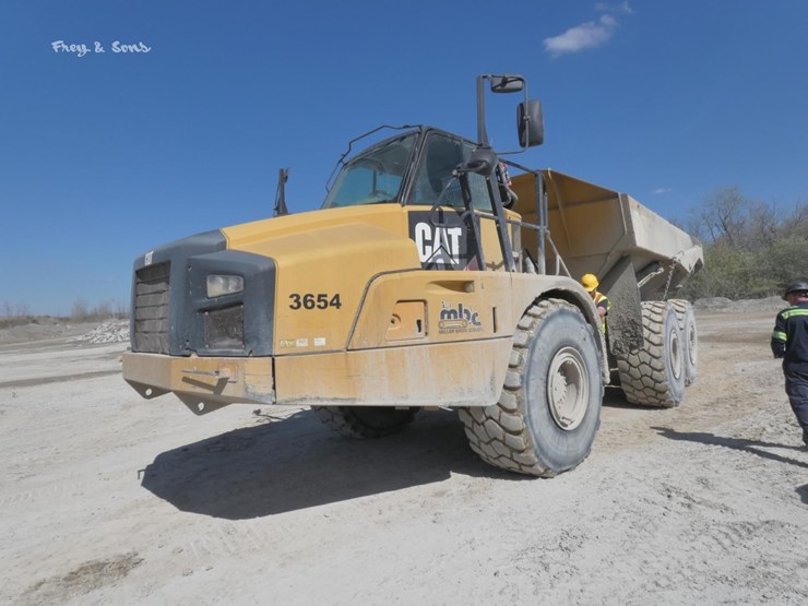 2015-caterpillar-740b-image-1