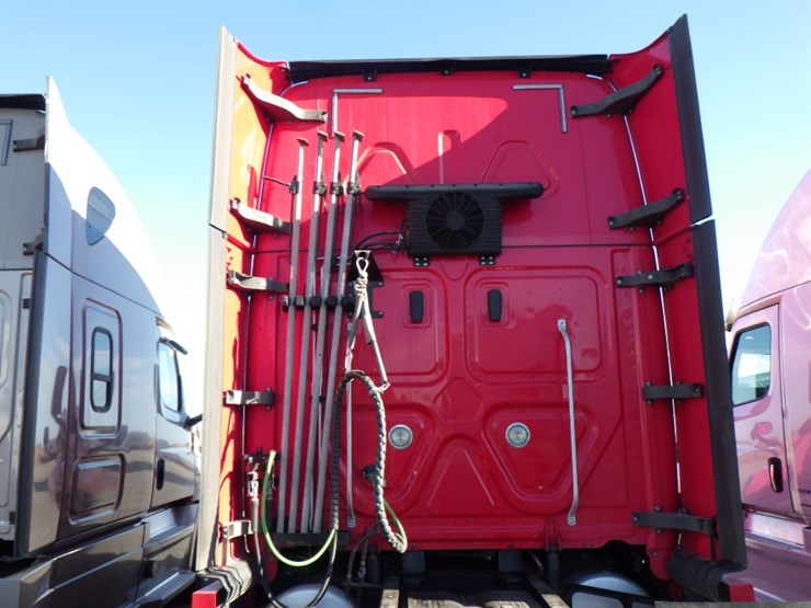 2019-freightliner-cascadia-126-image-13