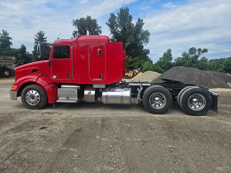 #15801-•-2012-peterbilt-384-sleeper-truck-image-17