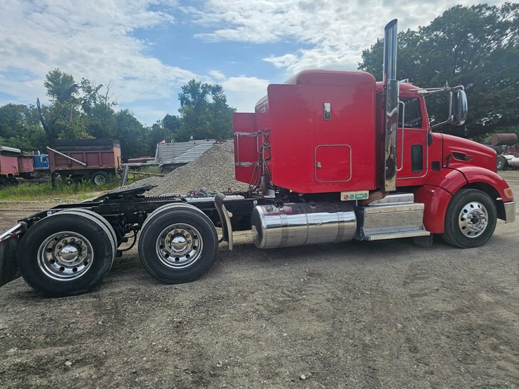 #15801-•-2012-peterbilt-384-sleeper-truck-image-39