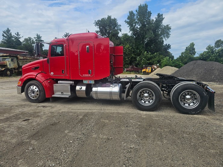 #15801-•-2012-peterbilt-384-sleeper-truck-image-19