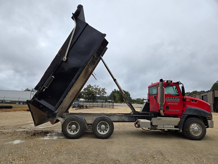 2012-caterpillar-ct660-image-29