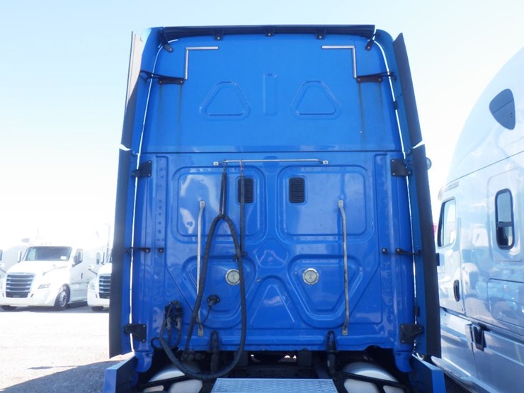 2017-freightliner-cascadia-125-image-11