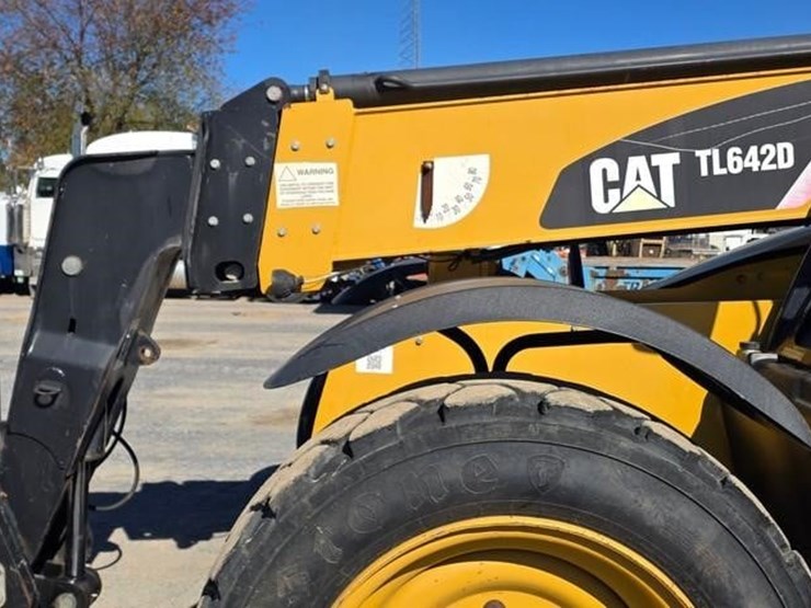 2018-caterpillar-tl642d-image-13