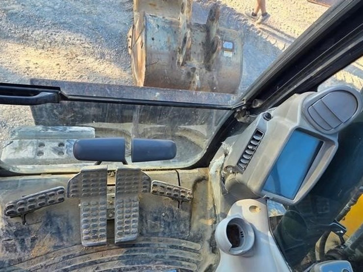 2015-deere-135g-image-75