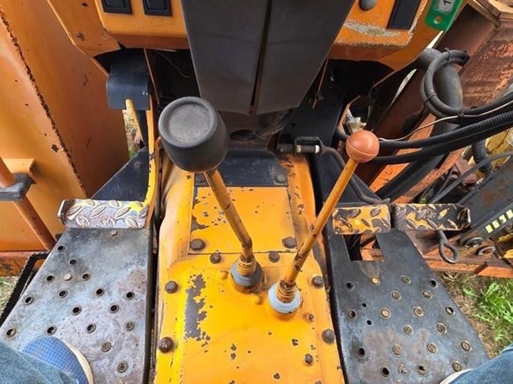 new-holland-6640-image-40