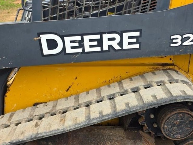 2017-deere-323e-image-28