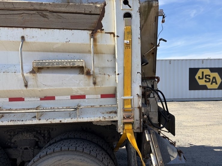 2012-freightliner-m2-t/a-dump-truck-image-23