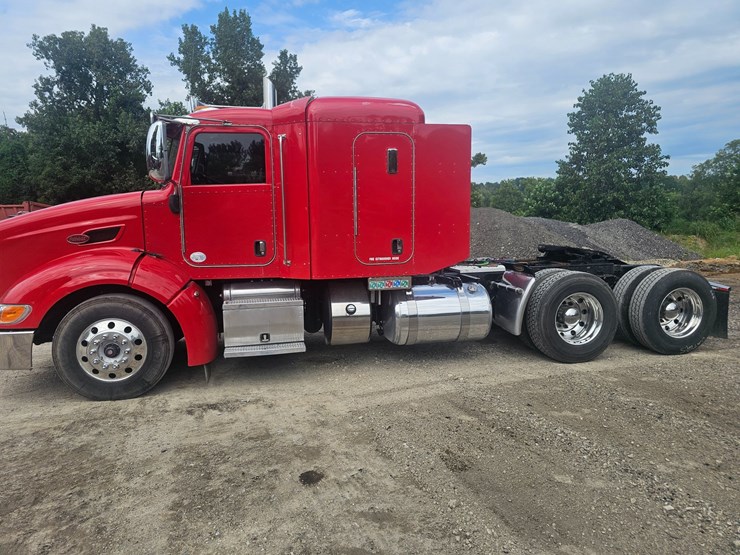 #15801-•-2012-peterbilt-384-sleeper-truck-image-13