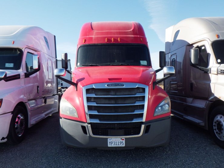 2019-freightliner-cascadia-126-image-3