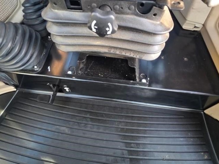 2019-john-deere-5100e-image-61