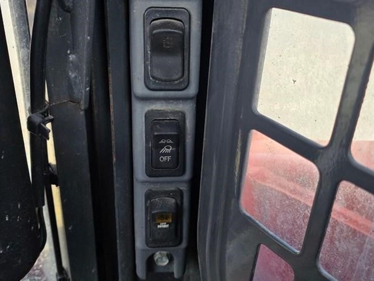 2019-kubota-ssv75-image-51