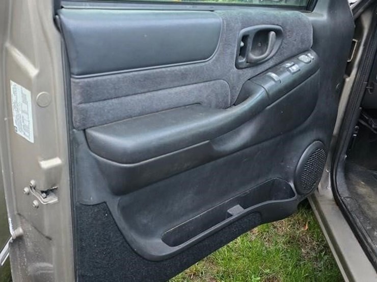 2002-chevrolet-s10-image-20