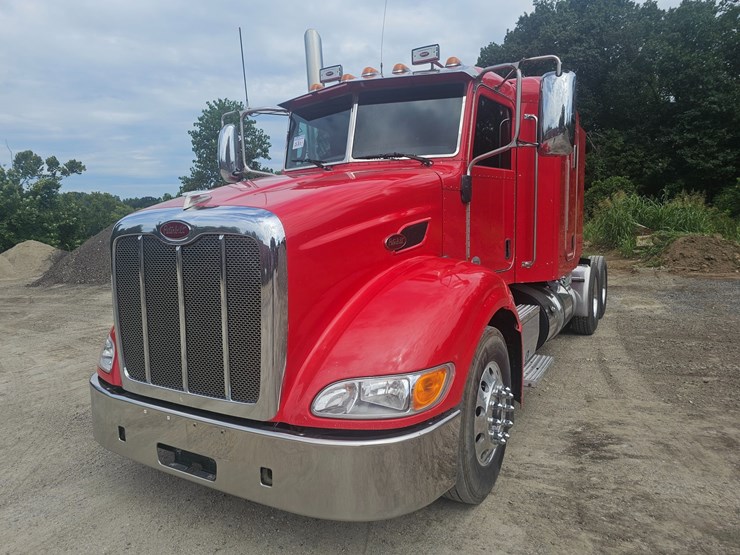 #15801-•-2012-peterbilt-384-sleeper-truck-image-1