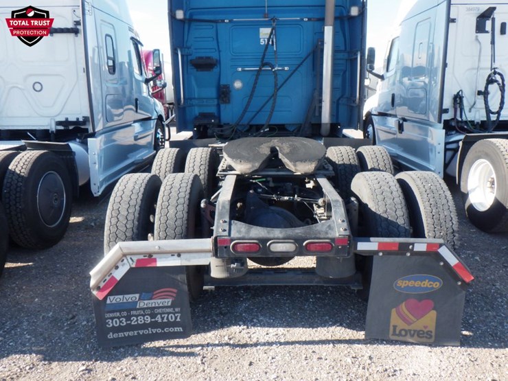 2022-volvo-vnl860-image-9