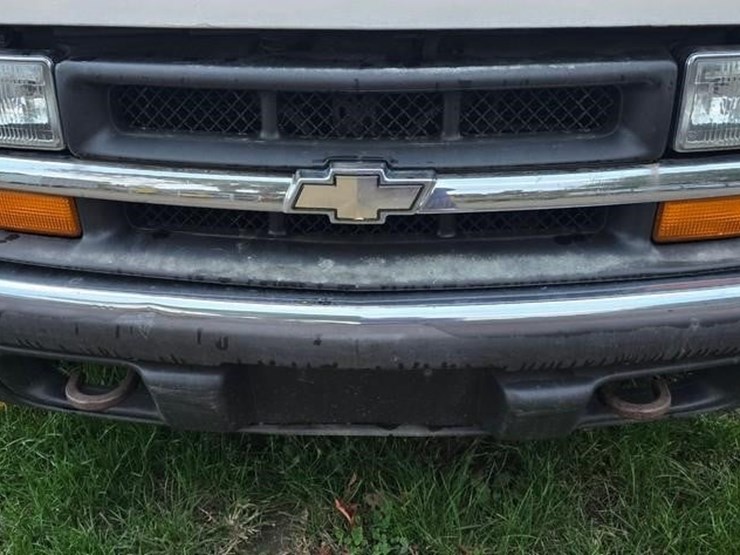2002-chevrolet-s10-image-15