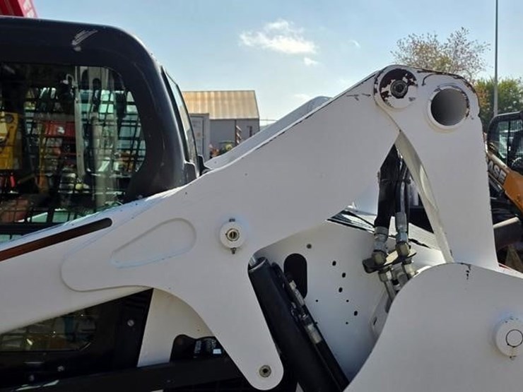 2016-bobcat-s650-image-25