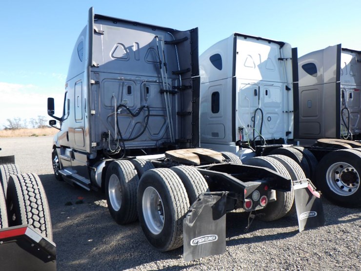 2019-freightliner-cascadia-126-image-13