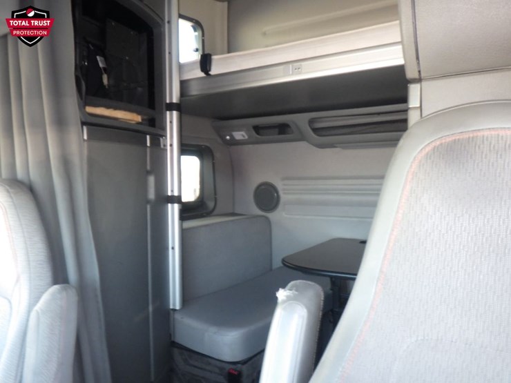 2022-volvo-vnl860-image-19