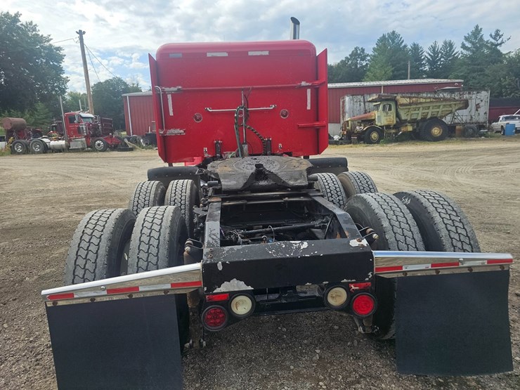 #15801-•-2012-peterbilt-384-sleeper-truck-image-30