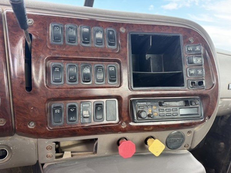 2004-mack-ch613-image-13
