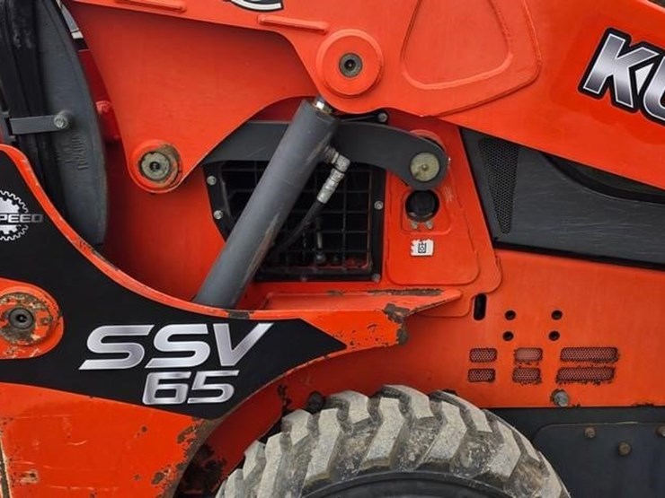 2016-kubota-ssv65-image-24